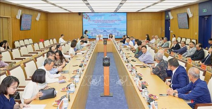 Quang cảnh buổi tiếp Đoàn Lãnh sự danh dự và Đại sứ Việt Nam tại nước ngoài tại Hải Phòng.
