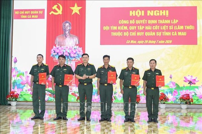 Đại tá Võ Thành Lê, Chính ủy Bộ CHQS tỉnh Cà Mau trao quyết định bổ nhiệm, Đội trưởng, Chính trị viên các chức danh. Ảnh: Phú Quang/TTXVN