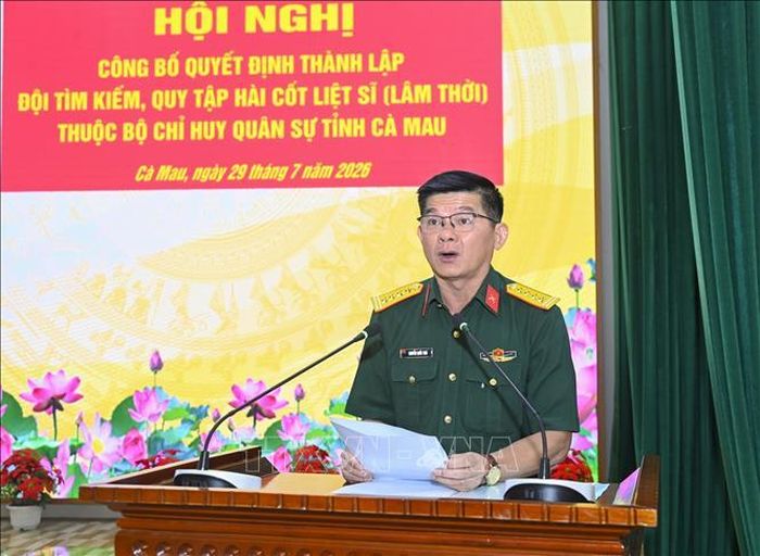 Đại tá Nguyễn Quốc Thái, Chủ nhiệm Chính trị Bộ CHQS tỉnh Cà Mau công bố các quyết định thành lập Đội tìm kiếm, quy tập hài cốt liệt sĩ (lâm thời) và công tác cán bộ. Ảnh: Phú Quang/TTXVN.