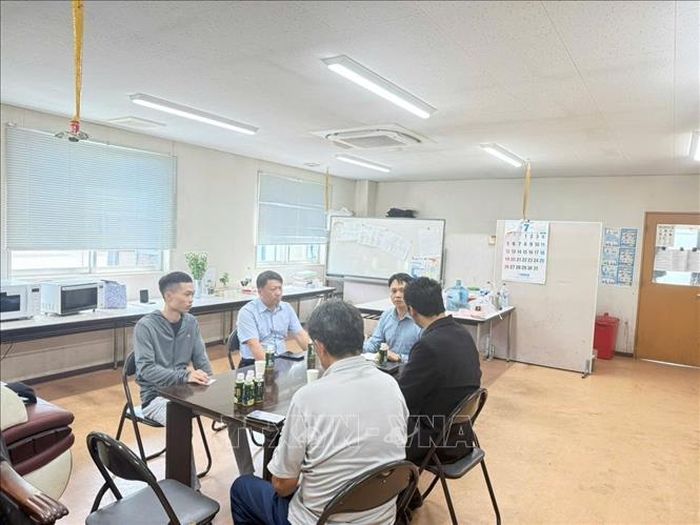 Đại diện Tổng lãnh sự quán Fukuoka làm việc nghiệp đoàn phái cử và đồng nghiệp của em Trần Văn Sơn. Ảnh: Xuân Giao/Pv TTXVN tại Nhật Bản