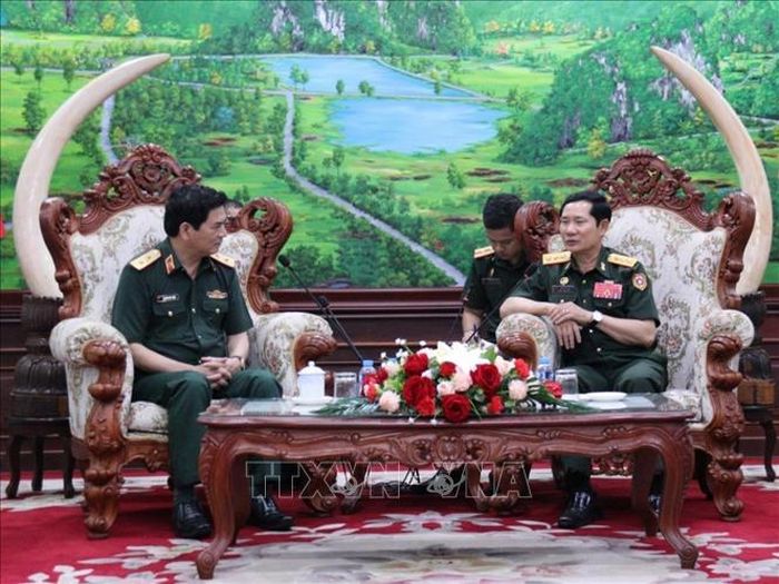 Trung tướng Nghiêm Đức Thuận, Chính ủy Học viện Quân y (Bộ Quốc phòng) chào xã giao Thượng tướng Saichay Kommasith, Thứ trưởng Bộ Quốc phòng, Tổng Tham mưu trưởng Quân đội nhân dân Lào. Ảnh: Xuân Tú/PV TTXVN tại Lào