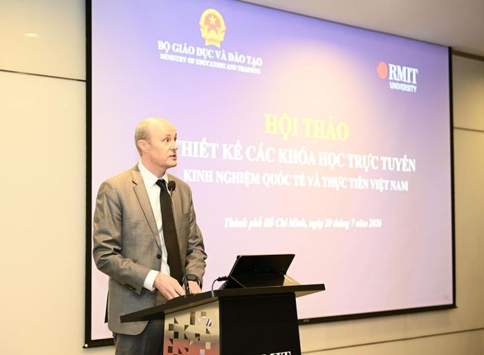 Giáo sư Scott Thompson-Whiteside, Tổng Giám đốc Đại học RMIT Việt Nam phát biểu tại hội thảo. Ảnh: CTV