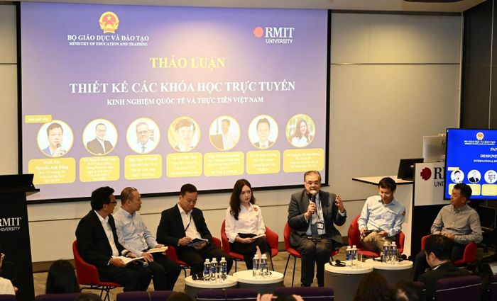 Đại diện các trường đại học trao đổi kinh nghiệm về phát triển đào tạo trực tuyến và học tập kết hợp. Ảnh: CTV