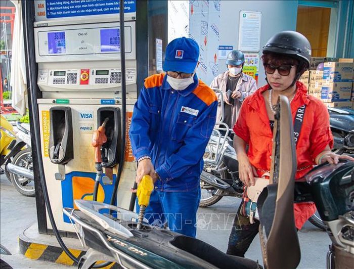 Mua bán xăng, dầu tại cửa hàng Petrolimex. Ảnh: Trần Việt/TTXVN