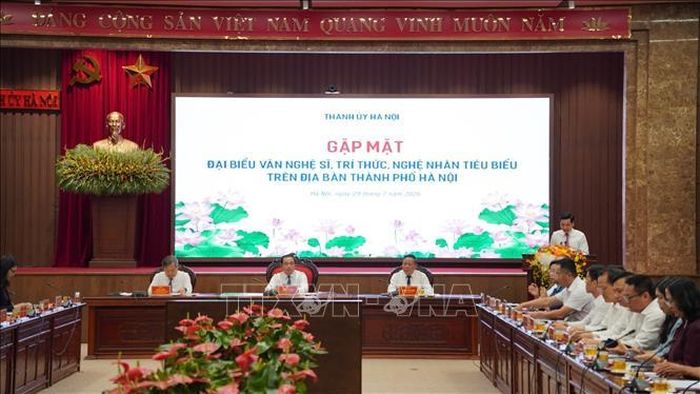 Quang cảnh cuộc gặp mặt đại biểu văn nghệ sĩ, trí thức, nghệ nhân tiêu biểu trên địa bàn thành phố Hà Nội do Thành ủy Hà Nội tổ chức.