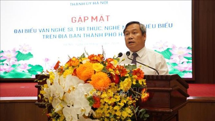 Chủ tịch UBND thành phố Hà Nội Vũ Đại Thắng phát biểu tại cuộc gặp mặt đại biểu văn nghệ sĩ, trí thức, nghệ nhân tiêu biểu.