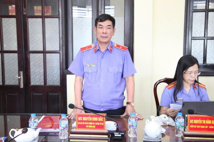 Đồng chí Nguyễn Đình Bắc, Kiểm sát viên cao cấp, Phó Vụ trưởng Vụ 12, phát biểu tại Hội nghị