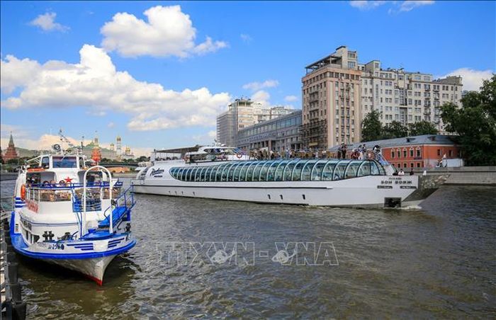 Nhiều hãng tàu du lịch khai thác tuyến tham quan Moskva bằng đường sông.