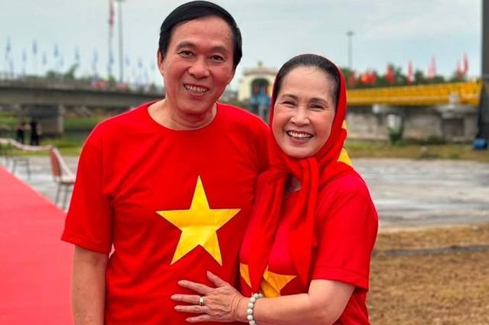 Dù ở bất cứ đâu, người ta cũng thấy NSƯT Đỗ Kỷ ân cần tháp tùng bà xã. Ảnh: Internet.