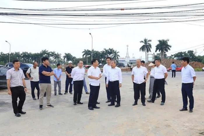 Chủ tịch UBND Thành phố Hà Nội Vũ Đại Thắng tại buổi kiểm tra thực địa 2 dự án chiều ngày 28/7 (Ảnh: Đinh Hiệp).