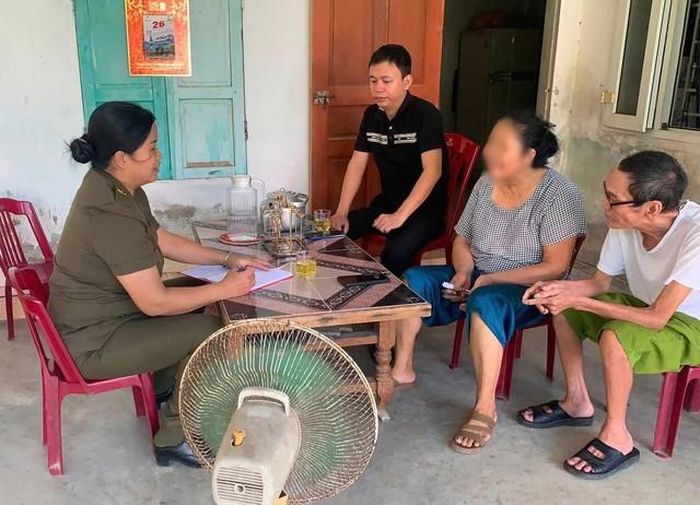 Tổ bảo vệ an ninh, trật tự ở cơ sở thôn Đại Châu, xã Tứ Mỹ tuyên truyền, giải thích giúp người dân nhận diện thủ đoạn lừa đảo qua điện thoại. Ảnh: Công an tỉnh Hà Tĩnh.