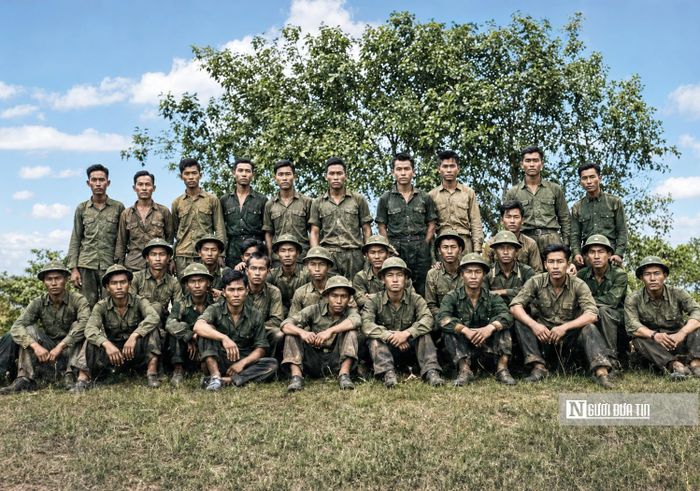 Tấm ảnh tập thể được tìm thấy sáng 27/7 sau khi phục dựng đen trắng và màu.