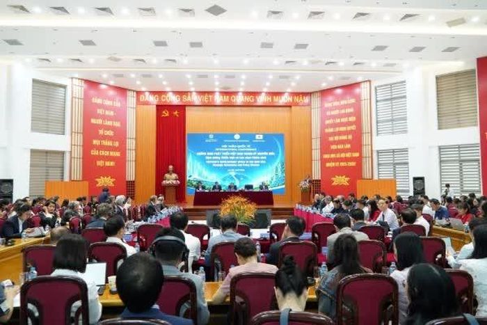 Đông đảo đại diện cơ quan quản lý, chuyên gia và doanh nghiệp tham gia hội thảo.