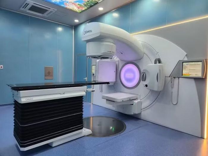 Hệ thống máy xạ trị gia tốc tuyến tính Synergy của Tập đoàn Elekta (Anh) tại Bệnh viện Trung ương Huế. Ảnh: Bệnh viện Trung ương Huế.