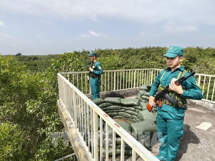 Lực lượng Chốt dân quân thường trực biên giới Thanh Hòa (thuộc Ban Chỉ huy quân sự xã Thiện Hưng) trực tại chốt thuộc khu dân cư biên giới. Ảnh: K GƯỈH - TTXVN