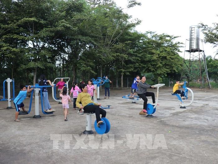 Người dân cùng nhau tham gia rèn luyện sức khỏe tại điểm sinh hoạt cộng đồng khu dân cư biên giới. Ảnh: K GƯỈH - TTXVN