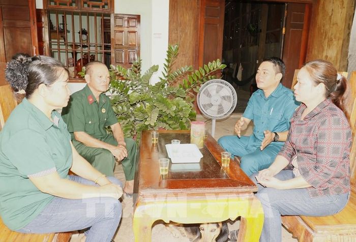 Người dân được lực lượng chốt dân quân và tổ an ninh tuyên truyền giữ gìn an ninh, trật tự vùng biên. Ảnh: K GƯỈH - TTXVN
