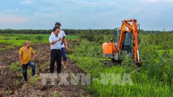 Lãnh đạo Công ty TNHH MTV Khai thác thủy lợi Miền Nam kiểm tra hiện trạng khu vực có hoạt động đào mương, tác động đến đất thuộc phạm vi quản lý, bảo vệ hồ Dầu Tiếng. Ảnh: Minh Phú - TTXVN 