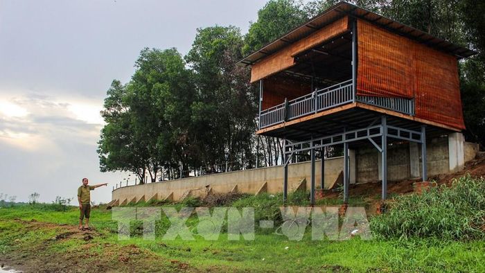 Công trình nhà sàn tự ý xây dựng tường kè bê tông kiên cố trái phép dưới cao trình +24,4 m bị phát hiện tại xã Minh Thạnh, Thành phố Hồ Chí Minh. Ảnh: Minh Phú – TTXVN