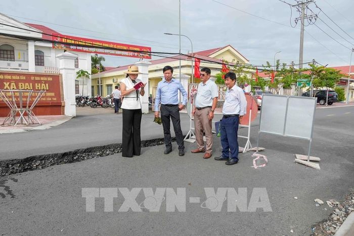 Lãnh đạo Sở Nông nghiệp và Môi trường thành phố Cần Thơ khảo sát vị trí sạt lở trên đường tỉnh 932C ở xã Đại Hải. Ảnh: Thanh Liêm - TTXVN