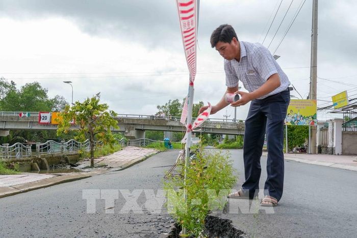 Chính quyền xã Đại Hải căng dây cảnh báo nguy hiểm sạt lở trước trụ sở UBND xã. Ảnh: Thanh Liêm - TTXVN