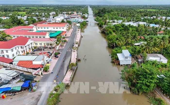 Tuyến kè ven rạch Mang Cá và tuyến đường tỉnh 932C chạy ngang trước UBND xã Đại Hải bị sụp lún, sạt lở một đoạn dài khoảng 225m. Ảnh: Thanh Liêm - TTXVN