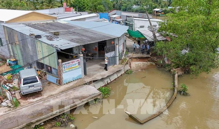 Vị trí sạt lở ở bến phà Mang Cá cũ gần UBND xã Đại Hải chia cắt giao thông qua khu vực. Ảnh: Thanh Liêm - TTXVN