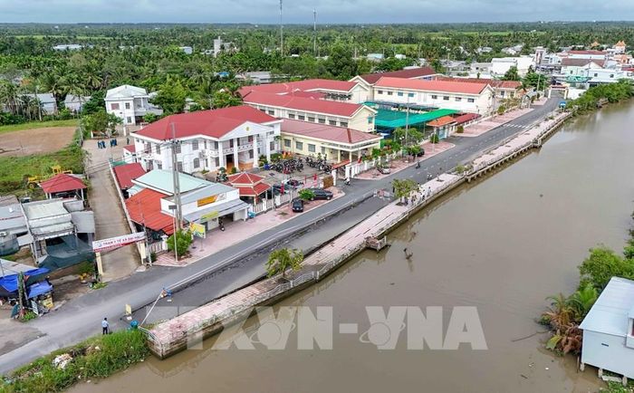 Tuyến kè ven rạch Mang Cá và tuyến đường tỉnh 932C chạy ngang trước UBND xã Đại Hải bị sụp lún, sạt lở một đoạn dài khoảng 225m. Ảnh: Thanh Liêm - TTXVN 