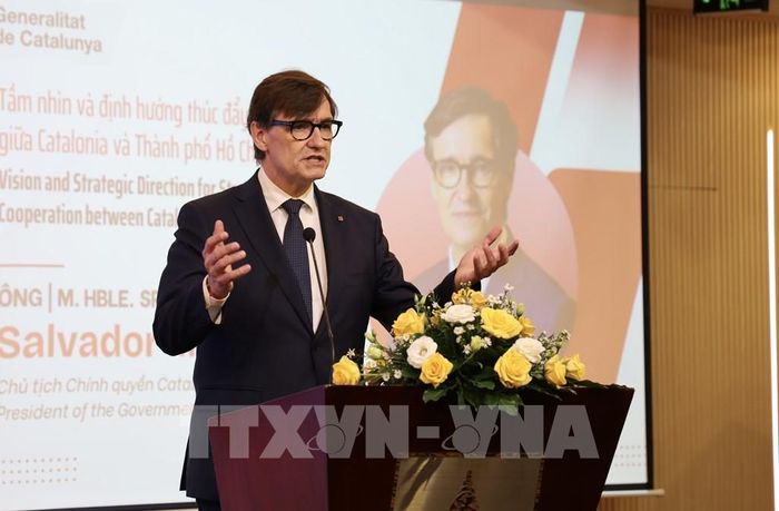 Ông Salvador Illa i Roca, Chủ tịch Chính quyền vùng Catalonia (Tây Ban Nha) phát biểu tại hội nghị. Ảnh: Xuân Anh - TTXVN