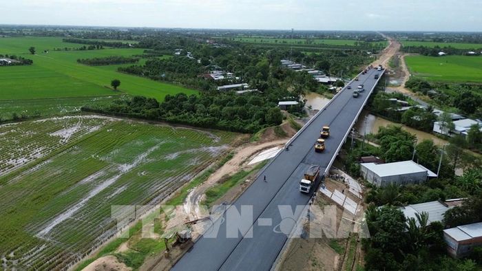 Đến nay, khối lượng thi công cả 2 dự án thành phần 1,2 thuộc dự án cao tốc Cao Lãnh - An Hữu đều đạt khoảng 80%. Ảnh: Công Trí - TTXVN