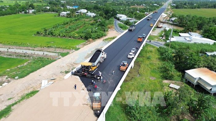 Các nhà thầu trên công trường Dự án đường bộ cao tốc Cao Lãnh - An Hữu vẫn duy trì thi công liên tục dù đang trong mùa mưa. Ảnh: Công Trí - TTXVN