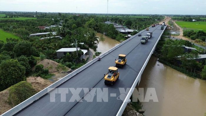Các nhà thầu huy động tối đa nhân lực, thiết bị thi công cao tốc Cao Lãnh - An Hữu. Ảnh: Công Trí - TTXVN