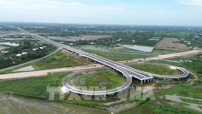 Dự án Xây dựng công trình đường bộ cao tốc Cao Lãnh - An Hữu giai đoạn 1 có tổng mức đầu tư gần 7.500 tỷ đồng. Ảnh: Công Trí - TTXVN