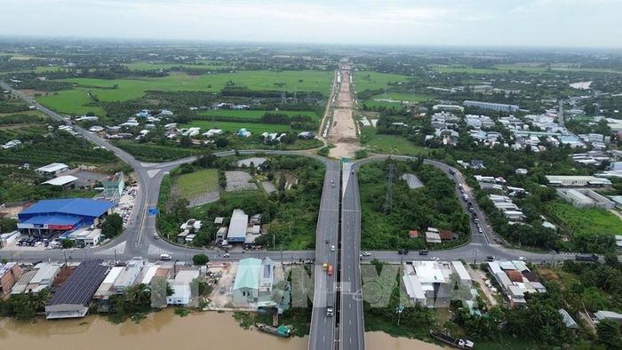Dự án Xây dựng công trình đường bộ cao tốc Cao Lãnh - An Hữu giai đoạn 1 có tổng mức đầu tư gần 7.500 tỷ đồng. Ảnh: Công Trí - TTXVN