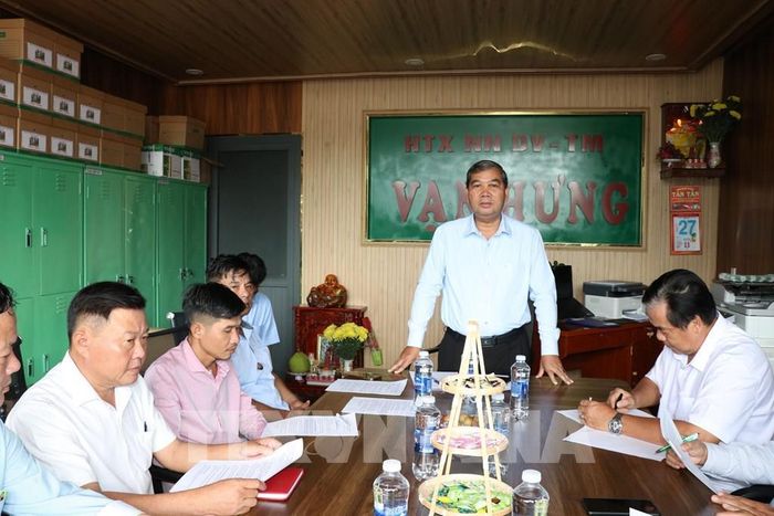 Phó Bí thư Tỉnh ủy, Chủ tịch Ủy ban MTTQ Việt Nam tỉnh Vĩnh Long Kim Ngọc Thái phát biểu tại buổi làm việc với Hợp tác xã nông nghiệp Vạn Hưng, xã Bình Phú. Ảnh: Thanh Hòa - TTXVN