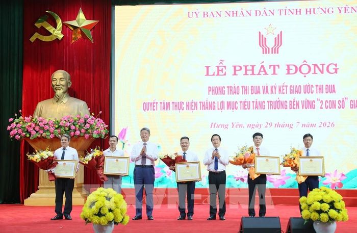 Trao Bằng khen của Chủ tịch UBND tỉnh cho 5 tập thể, cá nhân có thành tích xuất sắc, tiêu biểu trong công tác giải ngân vốn đầu tư công và thực hiện mục tiêu tăng trưởng “2 con số” trong 6 tháng đầu năm 2026. Ảnh: Mạnh Khánh - TTXVN