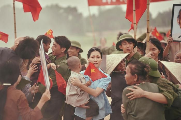 Hòa Minzy trong MV Nỗi đau giữa hòa bình, đồng thời là nhạc phim Mưa đỏ.