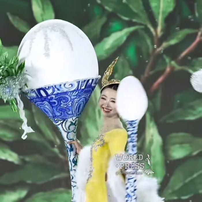 Nhiều ý kiến trái chiều xoay quanh trang phục văn hóa dân tộc lấy cảm hứng từ món ăn hột vịt lộn. (Ảnh chụp màn hình Fanpage World Press)