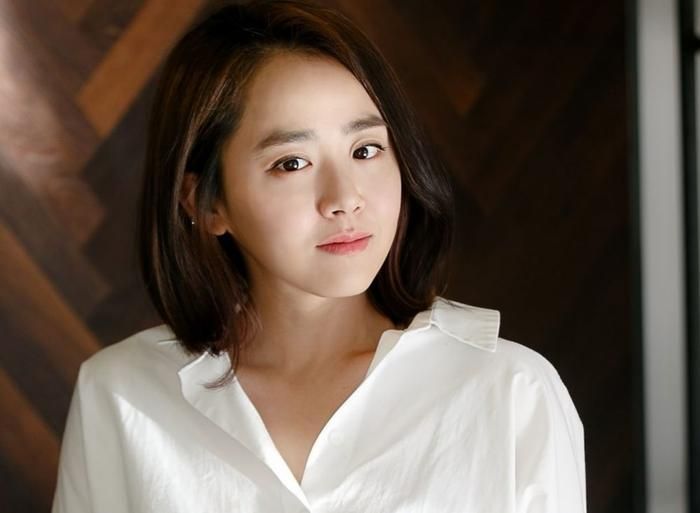 Với hình ảnh trong trẻo, Moon Geun Young được mệnh danh là "em gái quốc dân" của Hàn Quốc.