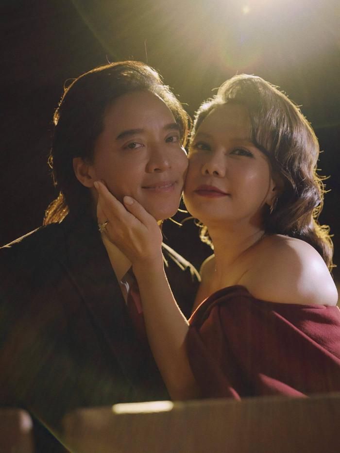  Việt Hương chia sẻ bộ ảnh kỷ niệm cột mốc 20 năm ngày cưới bên Hoài Phương.