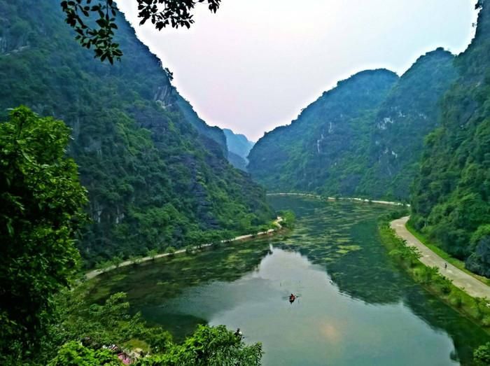 Khu vực động Am Tiên là thung lũng ngập nước, được bao bọc xung quanh bởi vách núi đá. Ảnh: Trung tâm Thông tin du lịch
