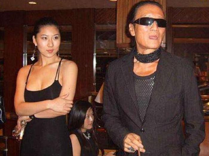 Mối tình ông - cháu của Tạ Hiền từng khiến báo giới Hoa ngữ tốn nhiều giấy mực suốt 12 năm. Ảnh: Weibo