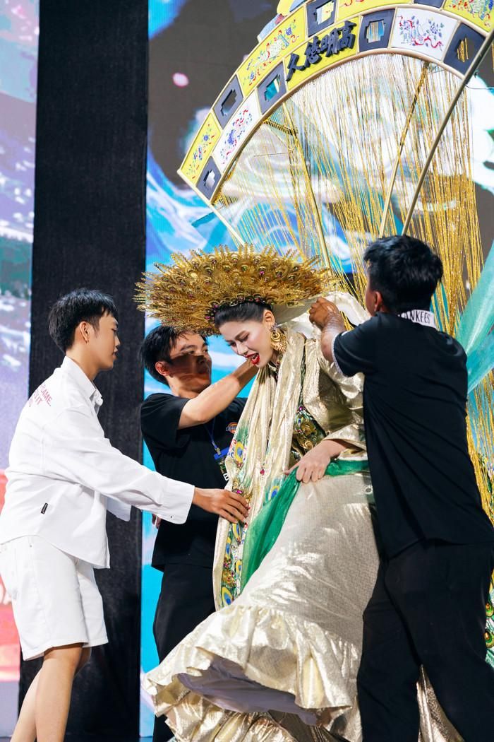 Một thí sinh trình diễn thiết kế National Costume cồng kềnh.