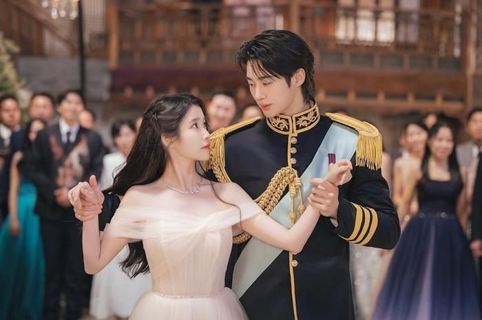 Xếp thứ hai là Perfect Crown (Phu Nhân Đại Quân Thế Kỷ 21) với rating 13,8%. Bộ phim lấy bối cảnh Hàn Quốc giả tưởng dưới chế độ quân chủ lập hiến, xoay quanh mối quan hệ giữa nữ tài phiệt Seong Hui-ju (IU) và Đại quân Yi An (Byeon Woo Seok). Từ một cuộc hôn nhân hợp đồng nhằm giải quyết những áp lực chính trị và lợi ích cá nhân, cả hai dần nảy sinh tình cảm thật trong hành trình đối mặt với những âm mưu nơi hoàng gia. Sự kết hợp giữa yếu tố lãng mạn, chính trị và dàn diễn viên nổi tiếng giúp tác phẩm nhận được nhiều sự quan tâm.