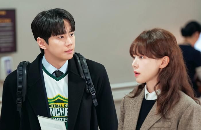 Với rating 13,568%, Reborn Rookie (Chủ Tịch Tập Sự) trở thành một trong những tác phẩm chính kịch thương trường nổi bật của năm. Phim kể về hành trình của một chàng trai trẻ bước chân vào tập đoàn Choiseong Group dưới thân phận mới, bắt đầu từ vị trí thấp nhất. Từ một "rookie" thiếu kinh nghiệm, anh dần thích nghi với môi trường khốc liệt của giới tài phiệt, vượt qua các cuộc đấu đá quyền lực để từng bước vươn tới vị trí lãnh đạo cao nhất. Nội dung tập trung khai thác tham vọng, sự trưởng thành và những lựa chọn khó khăn trong môi trường doanh nghiệp.