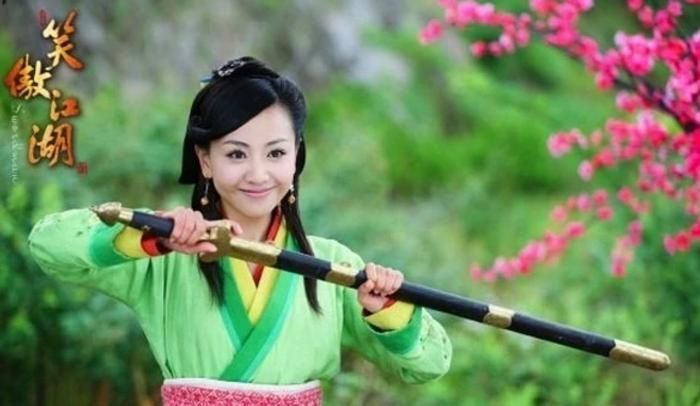Là con gái của chưởng môn Hoa Sơn phái Nhạc Bất Quần, Nhạc Linh San mang vẻ đẹp trong sáng, hoạt bát và hồn nhiên. Cô cũng là mối tình đầu của Lệnh Hồ Xung, gắn liền với quãng thời gian bình yên trước khi sóng gió giang hồ nổi lên. Tuy nhiên, việc đem lòng yêu Lâm Bình Chi đã khiến cuộc đời Nhạc Linh San rơi vào bi kịch, trở thành một trong những nhân vật nữ để lại nhiều tiếc nuối nhất trong tác phẩm của Kim Dung.