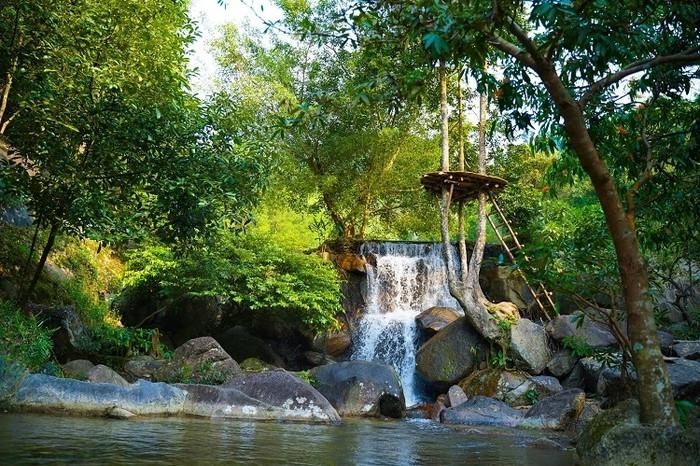 Khung cảnh mát lành ở Suối Hoa. Ảnh: Đà Nẵng Best 