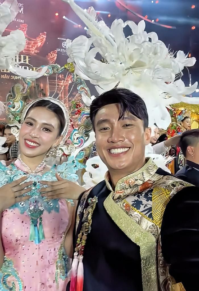 Diễn viên Quốc Trường thu hút sự chú ý khi đăng tải video ghi lại khoảnh khắc hậu trường cùng Hoa hậu Trần Tiểu Vy.
