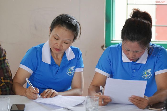 Chị Bùi Thị Thu Huyền (bên trái) tham gia sinh hoạt Chi hội Phụ nữ bản Nghịu (xã Thanh Nưa).