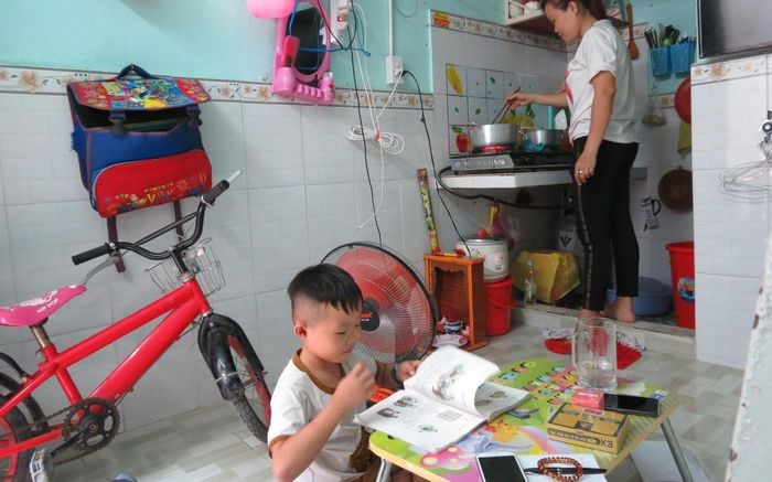 Theo các báo cáo điều tra lao động việc làm của Tổng cục Thống kê và Tổ chức Lao động Quốc tế (ILO), phụ nữ, nhất là lao động di cư chủ yếu làm các công việc tự do không có hợp đồng, thu nhập bấp bênh khiến họ gặp rất nhiều khó khăn trong việc tích lũy tài chính để mua nhà. Ảnh minh họa